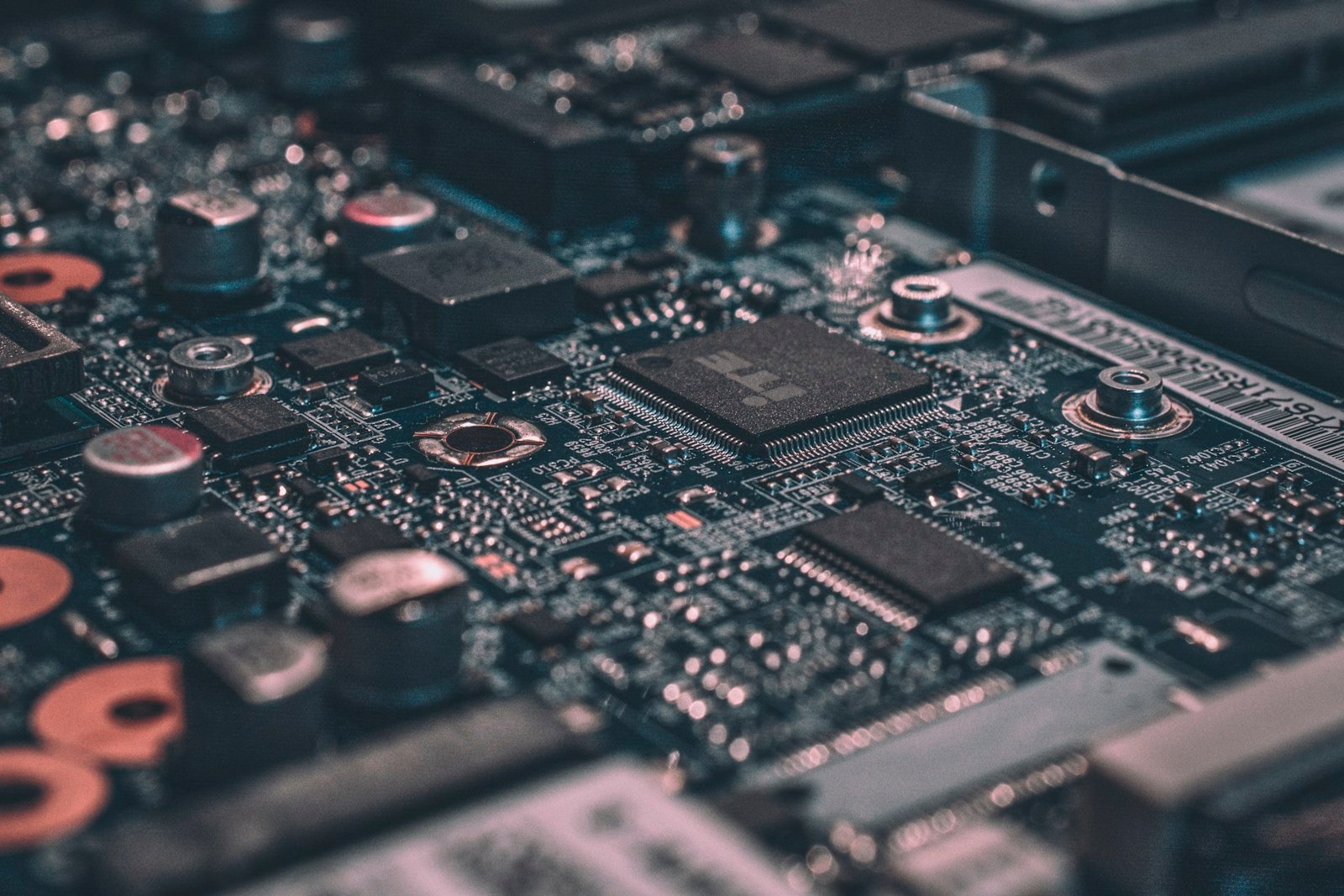 O renascimento analógico: como a computação neuromórfica quer salvar a inteligência artificial do colapso energético